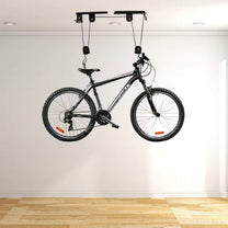 Supporto a soffitto smart per bici con una bici al soffitto in una stanza