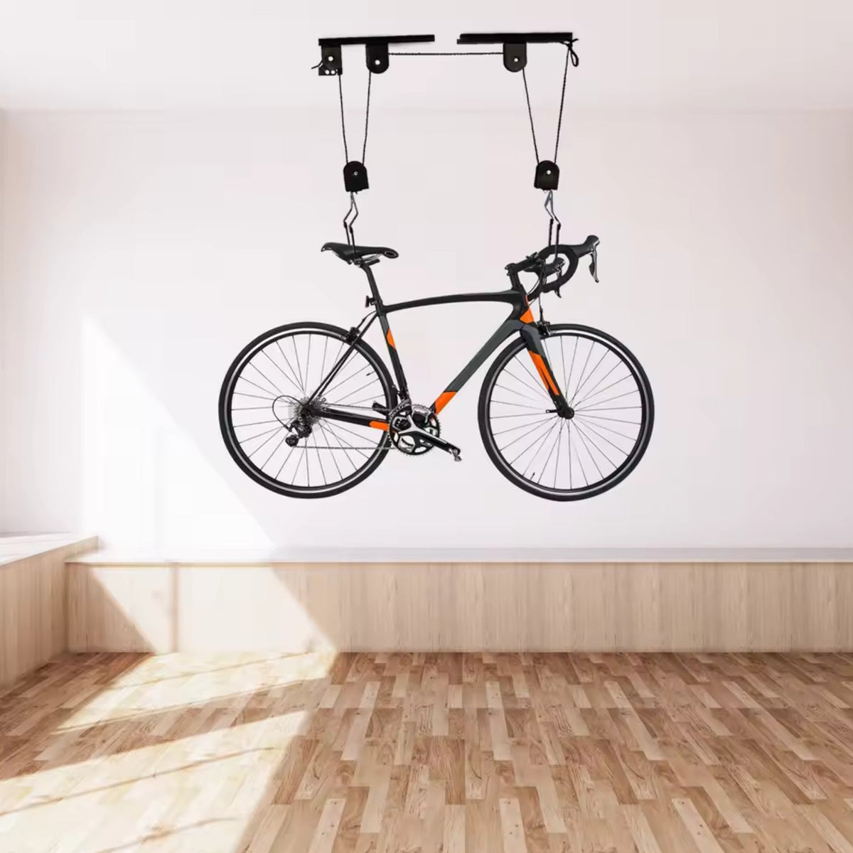Supporto a soffitto smart per bici con una bici al soffitto, vista di sbieco