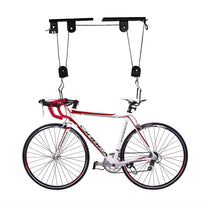 Supporto a soffitto smart per bici con una bici sollevata al soffitto
