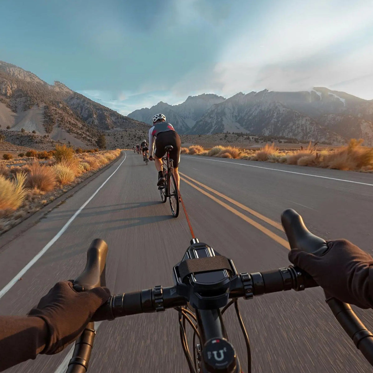 Cavo di traino estensibile smart con gancio per bici mentre traina una bici, dal punto di vista del ciclista
