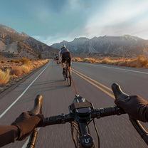 Cavo di traino estensibile smart con gancio per bici mentre traina una bici, dal punto di vista del ciclista