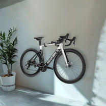 Supporto a muro smart per bici con una bici appesa al muro
