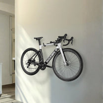 Supporto a muro smart per bici con una bici al muro in primo piano