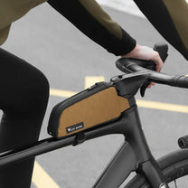 Borsa smart per tubo superiore di bici elettrica durante la guida