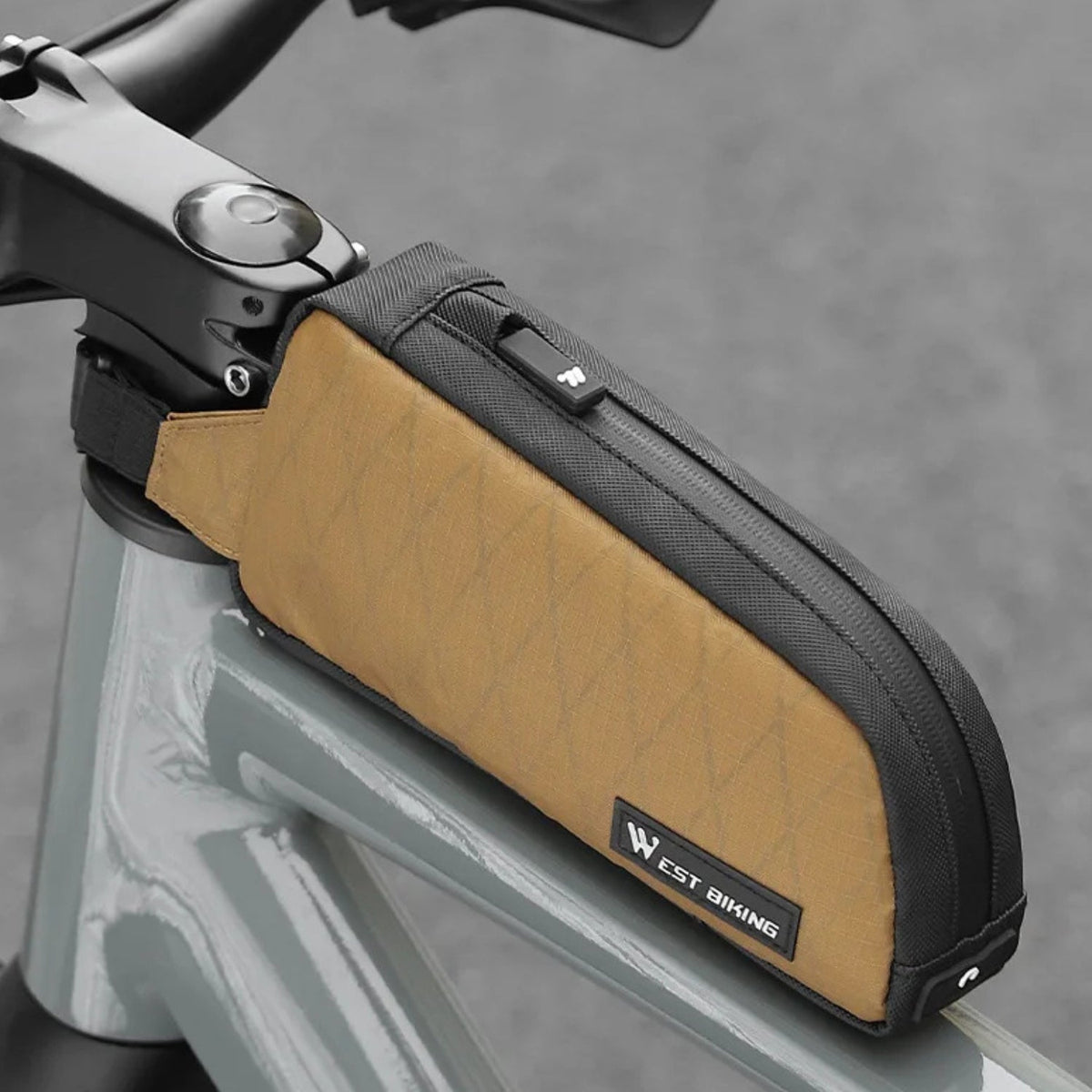 Borsa smart per tubo superiore di bici elettrica in marrone sulla bicicletta, vista di sbieco