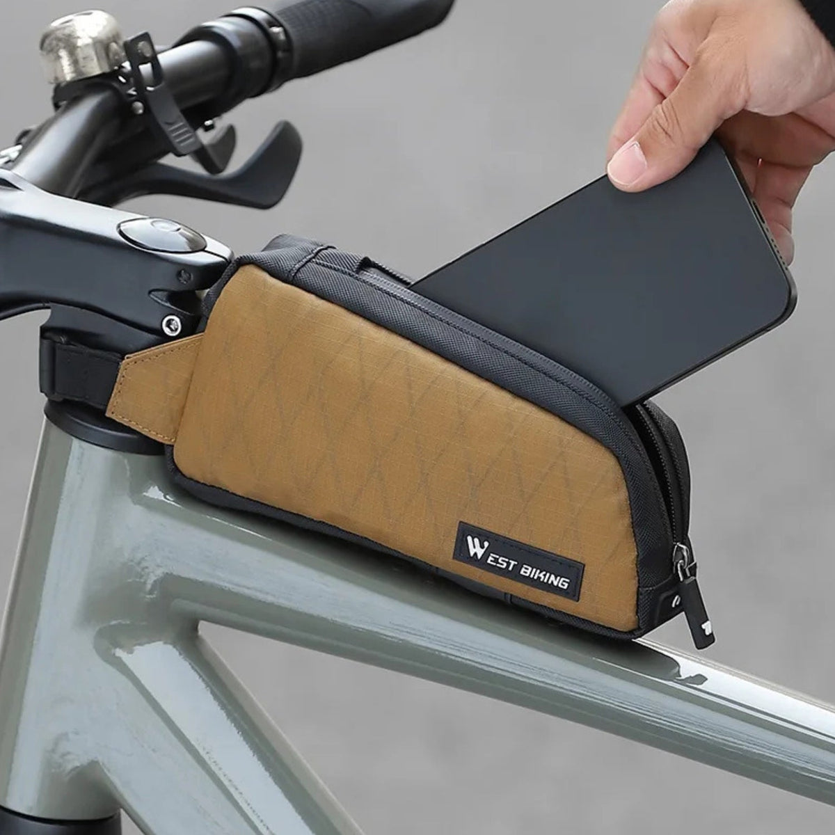 Borsa smart per tubo superiore di bici elettrica in uso