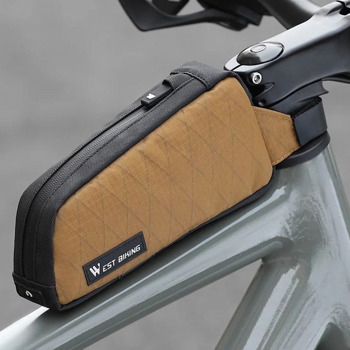 Borsa smart per tubo superiore di bici elettrica in marrone su una bici, vista laterale