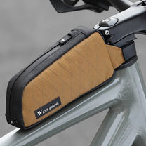 Borsa smart per tubo superiore di bici elettrica in marrone su una bici, vista laterale