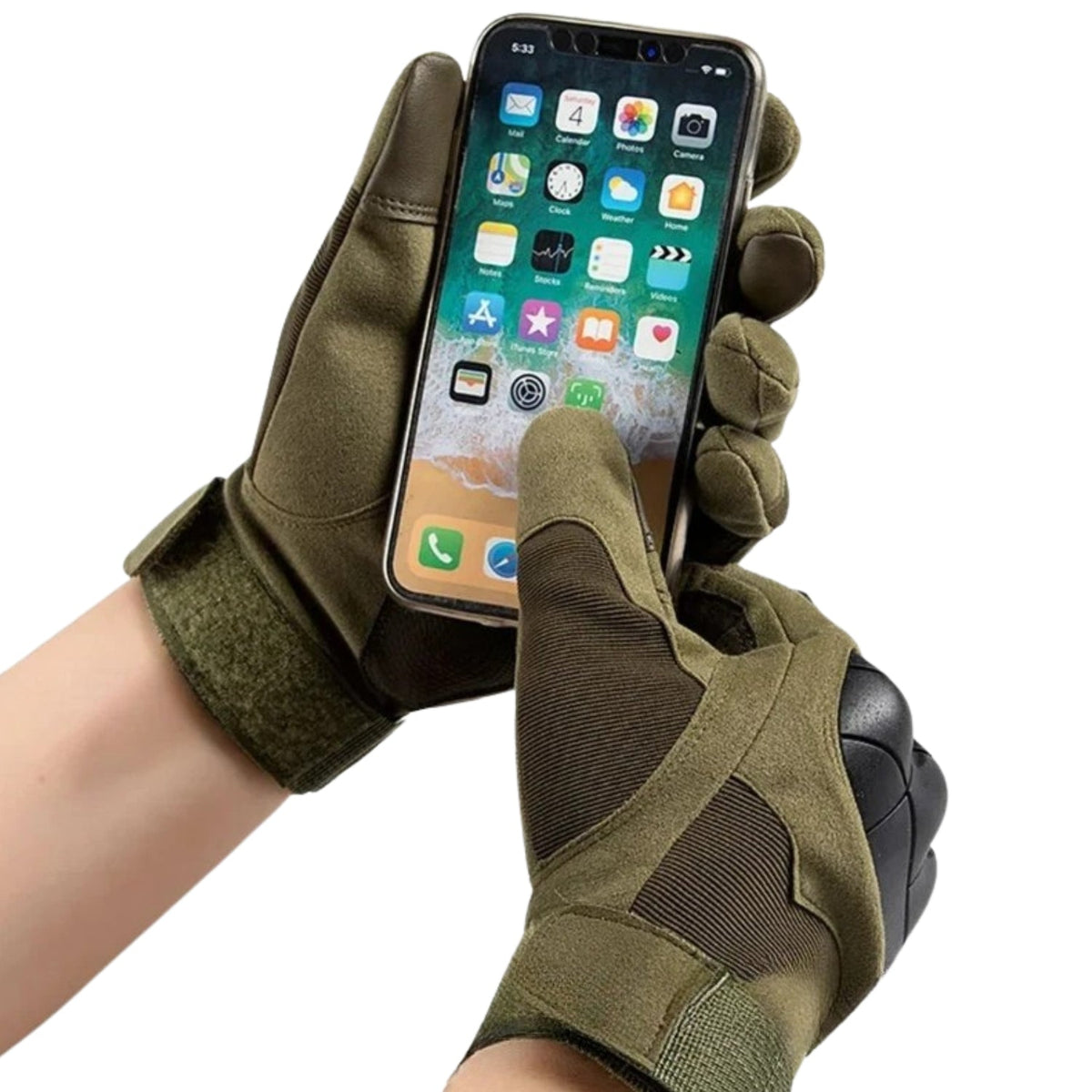 Smartphone usato con guanti smart Military Edition in verde