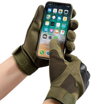 Smartphone usato con guanti smart Military Edition in verde