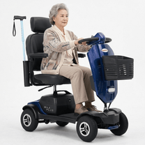 Donna anziana seduta sullo scooter per disabili Sweetrich Max Plus