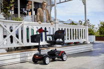 Uomo in piedi con lo scooter per disabili Sweetrich S1 Sport