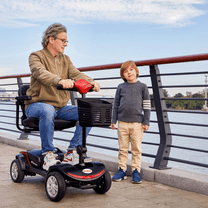 Uomo anziano seduto sullo scooter per disabili Sweetrich S1 Sport