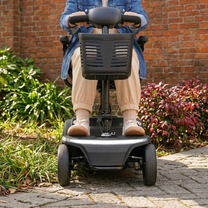 Scooter per disabili Sweetrich S2 visto da dietro