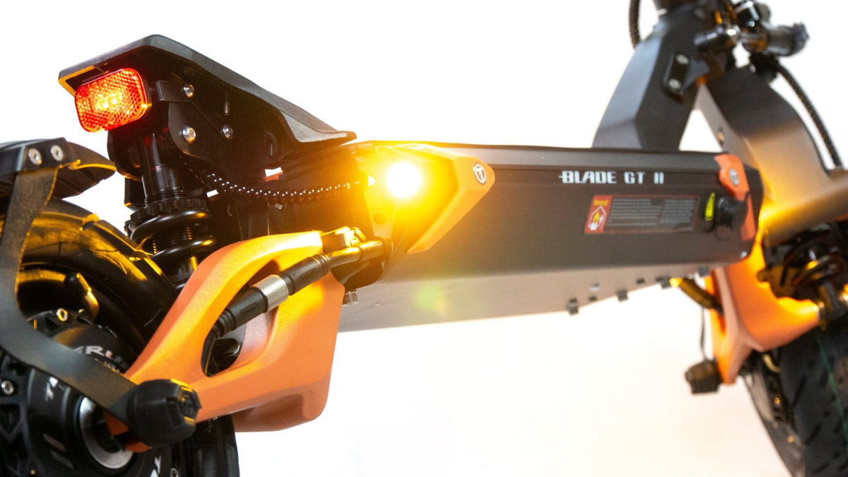 Monopattino elettrico TEVERUN BLADE GT II con le luci accese