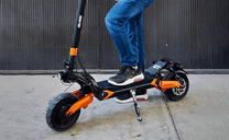 Persona in piedi con il monopattino elettrico TEVERUN BLADE GT II