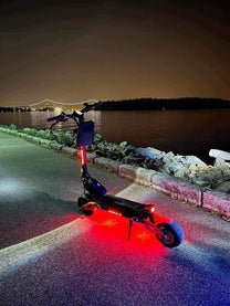 Monopattino elettrico TEVERUN BLADE GT II con le luci accese in un ambiente serale