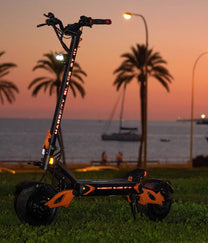 Monopattino elettrico TEVERUN BLADE GT II visto di tre quarti al tramonto