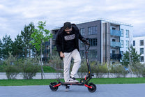 Uomo alla guida del monopattino elettrico TEVERUN BLADE Q PRO