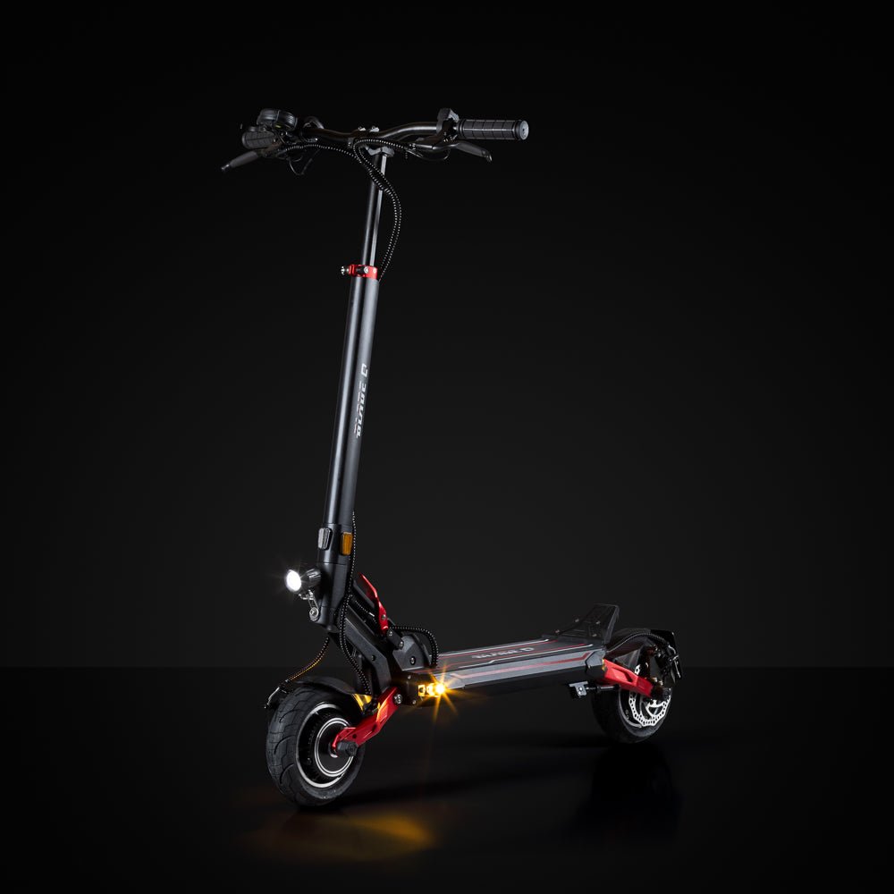 Monopattino elettrico TEVERUN BLADE Q PRO visto di tre quarti su sfondo scuro