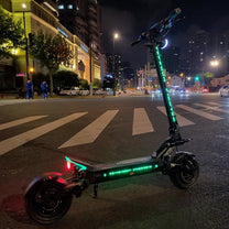 Monopattino elettrico TEVERUN FIGHTER ELEVEN+ V4 con le luci accese in un ambiente serale