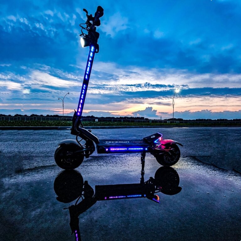 Monopattino elettrico TEVERUN FIGHTER ELEVEN+ V4 visto di tre quarti al tramonto