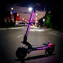 Monopattino elettrico TEVERUN FIGHTER ELEVEN+ V4 con le luci accese in un ambiente serale