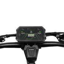 Primo piano del display del TEVERUN FIGHTER SUPREME 7260R V4