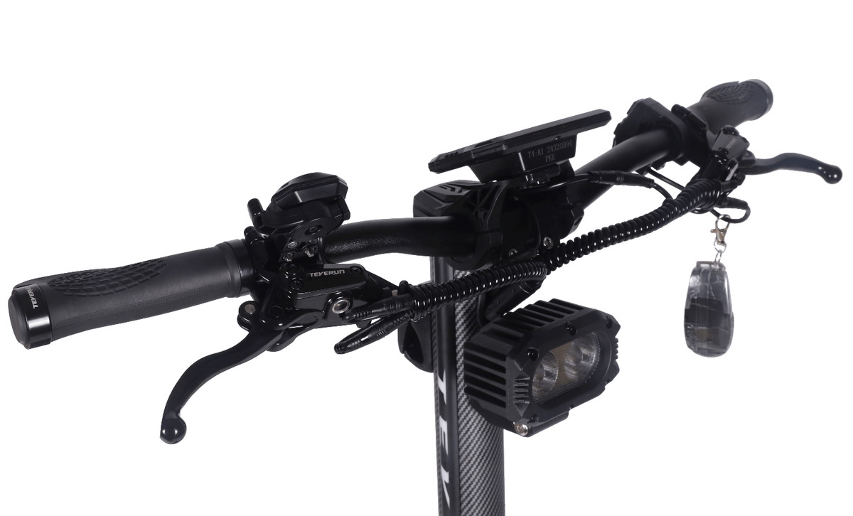 Manubrio del TEVERUN FIGHTER SUPREME 7260R V4 con display e comandi