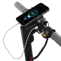 Telefono in carica sul monopattino elettrico, vista laterale: presa USB per Ninebot Max G30/G30D