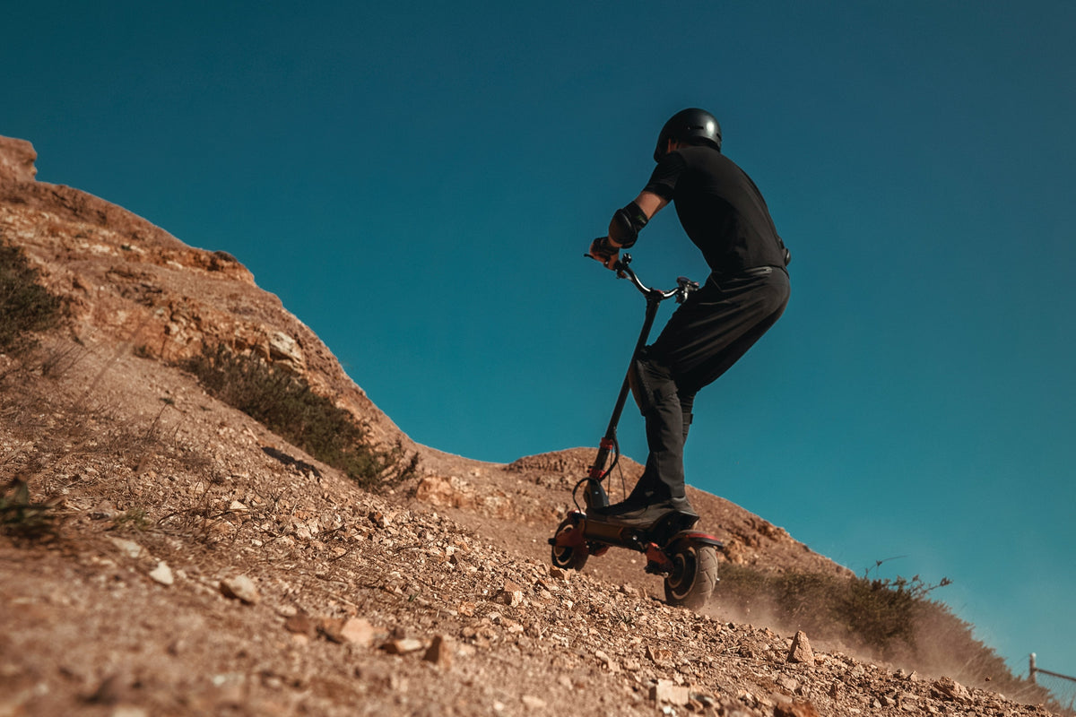 Person kör kraftfull elsparkcykel i terräng – offroad elscooter för äventyr och hög prestanda