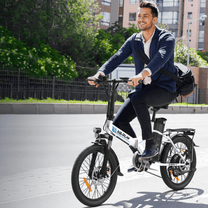 Uomo alla guida della bici elettrica pieghevole VARUN C20-1 Pro in colore bianco in città