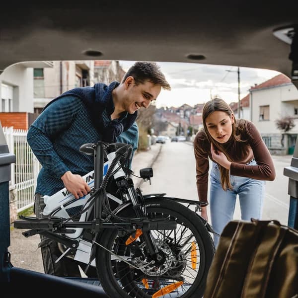 Bici elettrica pieghevole VARUN C20-1 Pro piegata nel bagagliaio in colore bianco