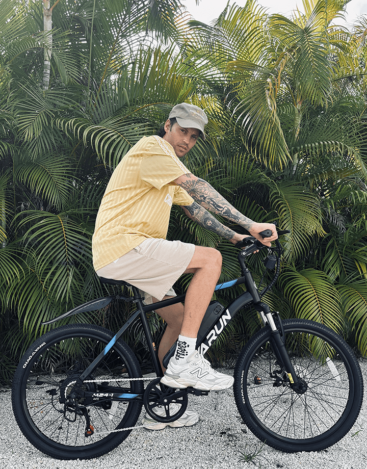 Uomo alla guida della mountain bike elettrica VARUN M24-1 in colore nero