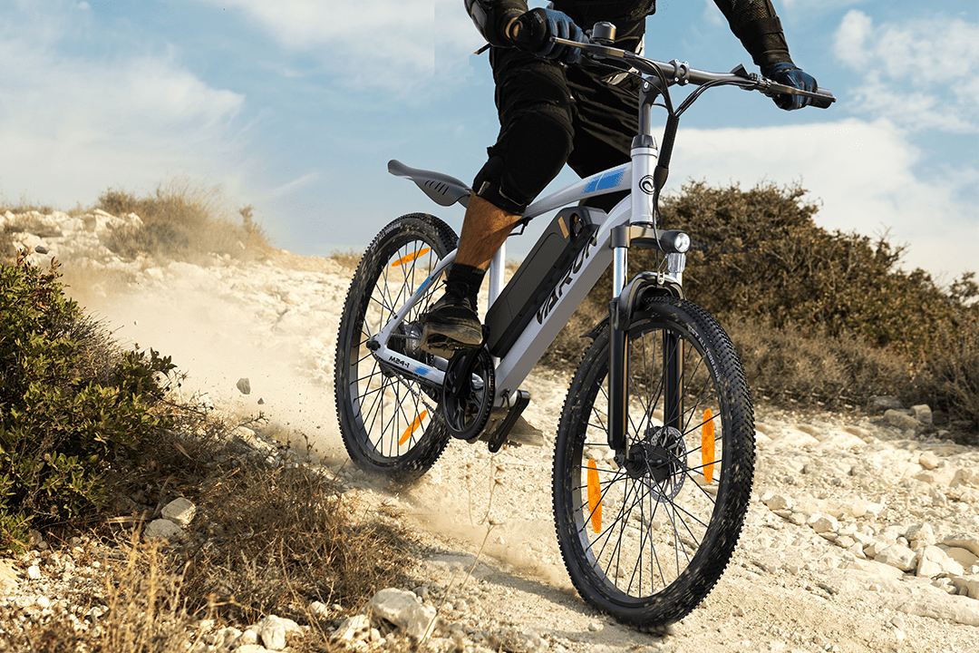 Pilota con la mountain bike elettrica VARUN M24-1 in fuoristrada