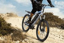 Pilota con la mountain bike elettrica VARUN M24-1 in fuoristrada