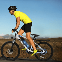 Uomo alla guida della mountain bike elettrica VARUN M24-1 in colore bianco con il casco su strada