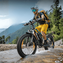 Pilota con la fat bike elettrica VARUN M26-2 Plus in fuoristrada con il casco in montagna