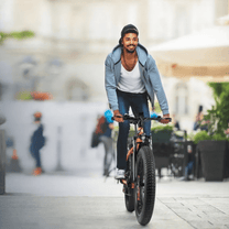 Uomo alla guida della fat bike elettrica VARUN M26-2 Pro in città