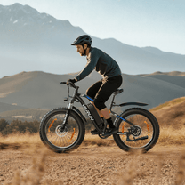 Uomo alla guida della fat bike elettrica VARUN M26-2 Pro in colore nero con il casco nel deserto