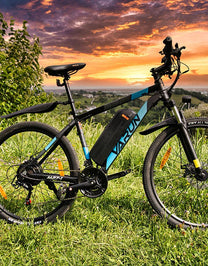 Mountain bike elettrica VARUN M27-1 Pro vista di lato in colore blu parcheggiata al tramonto