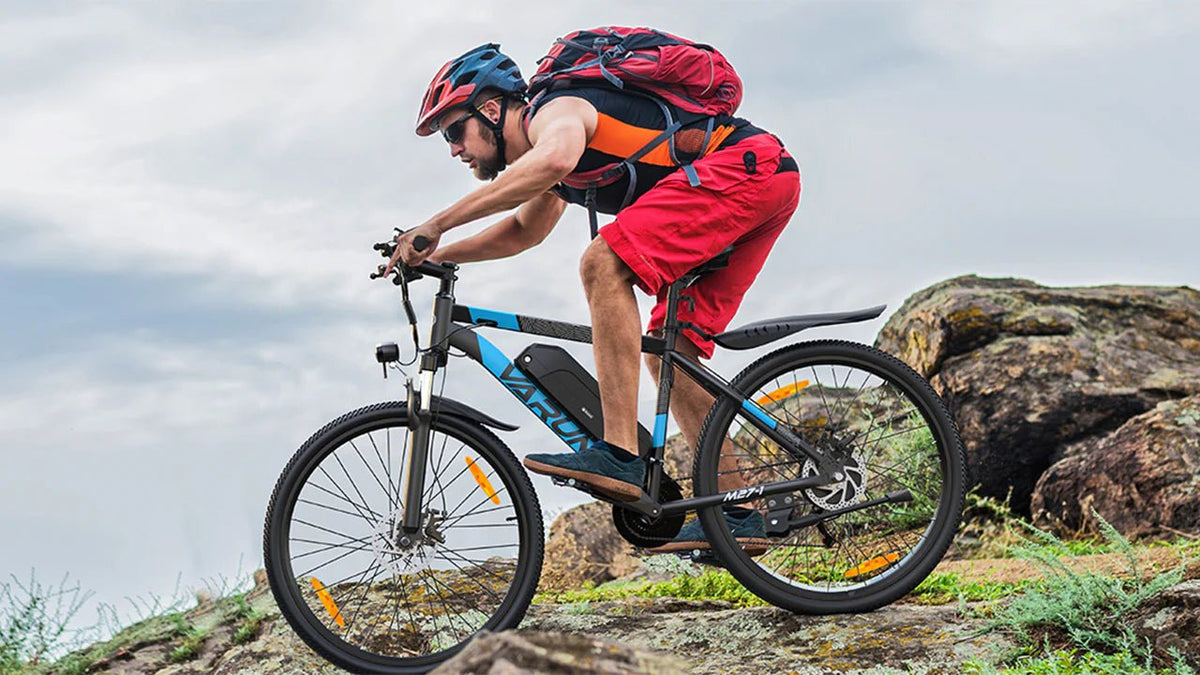 Pilota con la mountain bike elettrica VARUN M27-1 Pro in fuoristrada con il casco