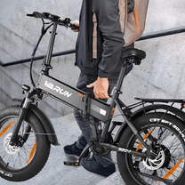Persona in piedi con la fat bike elettrica pieghevole VARUN S20-1 in colore nero