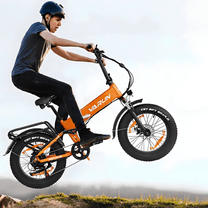 Pilota che salta con la fat bike elettrica pieghevole VARUN S20-1 Plus con il casco