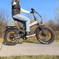Uomo alla guida della fat bike elettrica pieghevole VARUN S20-1 Plus su un vialetto