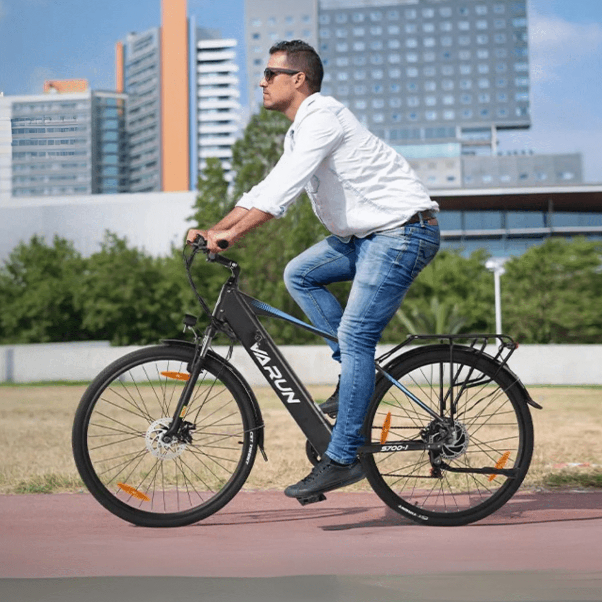 Uomo alla guida della bici elettrica VARUN S700-1 in colore bianco in città