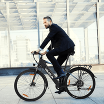 Uomo alla guida della bici elettrica VARUN S700-1 in colore nero in città