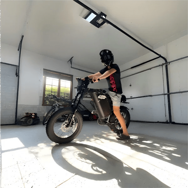 Uomo in sella alla fat bike elettrica VARUN X-Plorer Raptor con il casco al chiuso