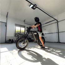 Uomo in sella alla fat bike elettrica VARUN X-Plorer Raptor con il casco al chiuso