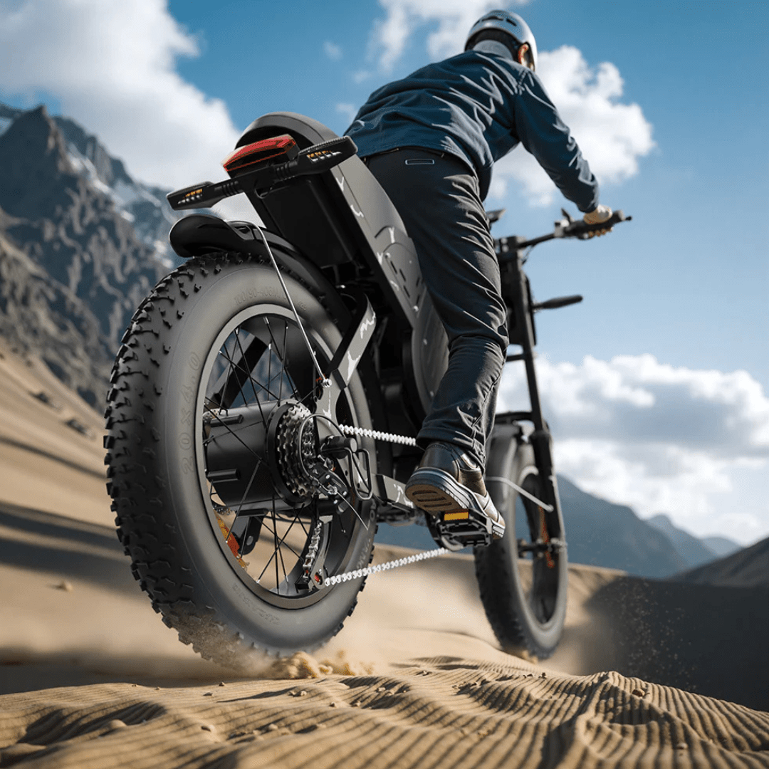 Pilota che salta con la fat bike elettrica VARUN X-Plorer Raptor con il casco nel deserto